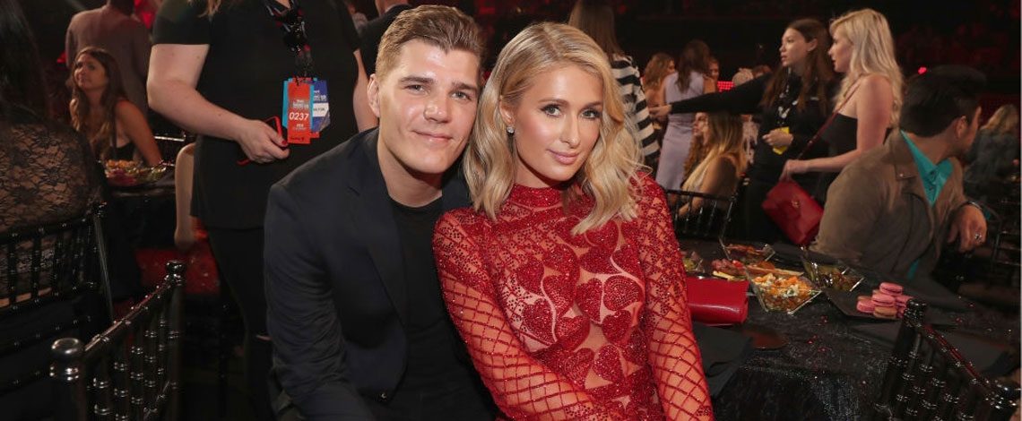 Paris Hilton e Chris Zylka adiam a data de seu casamento