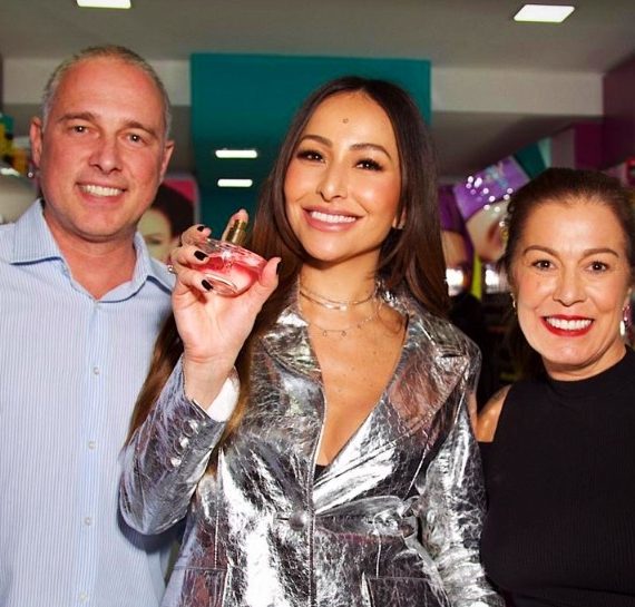 YES COSMETICS RECEBE SABRINA SATO