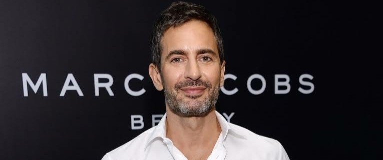 Marc Jacobs defende prostetos antirracismo após ter loja invadida