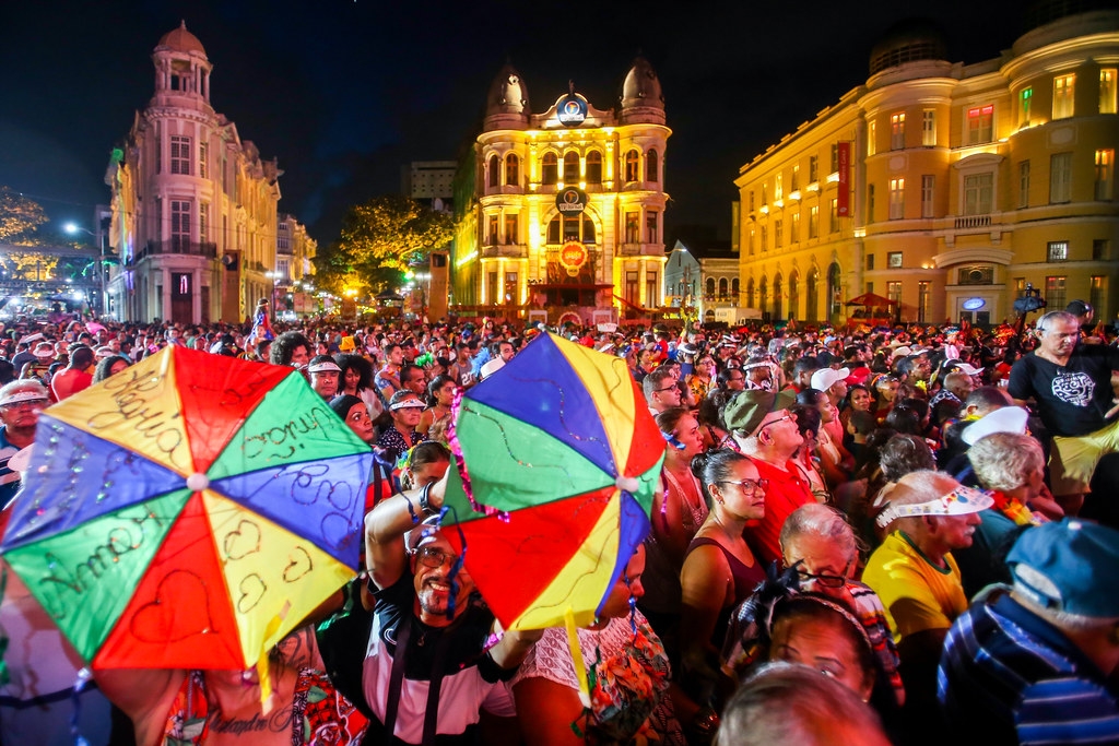 Quem canta na abertura do Carnaval?